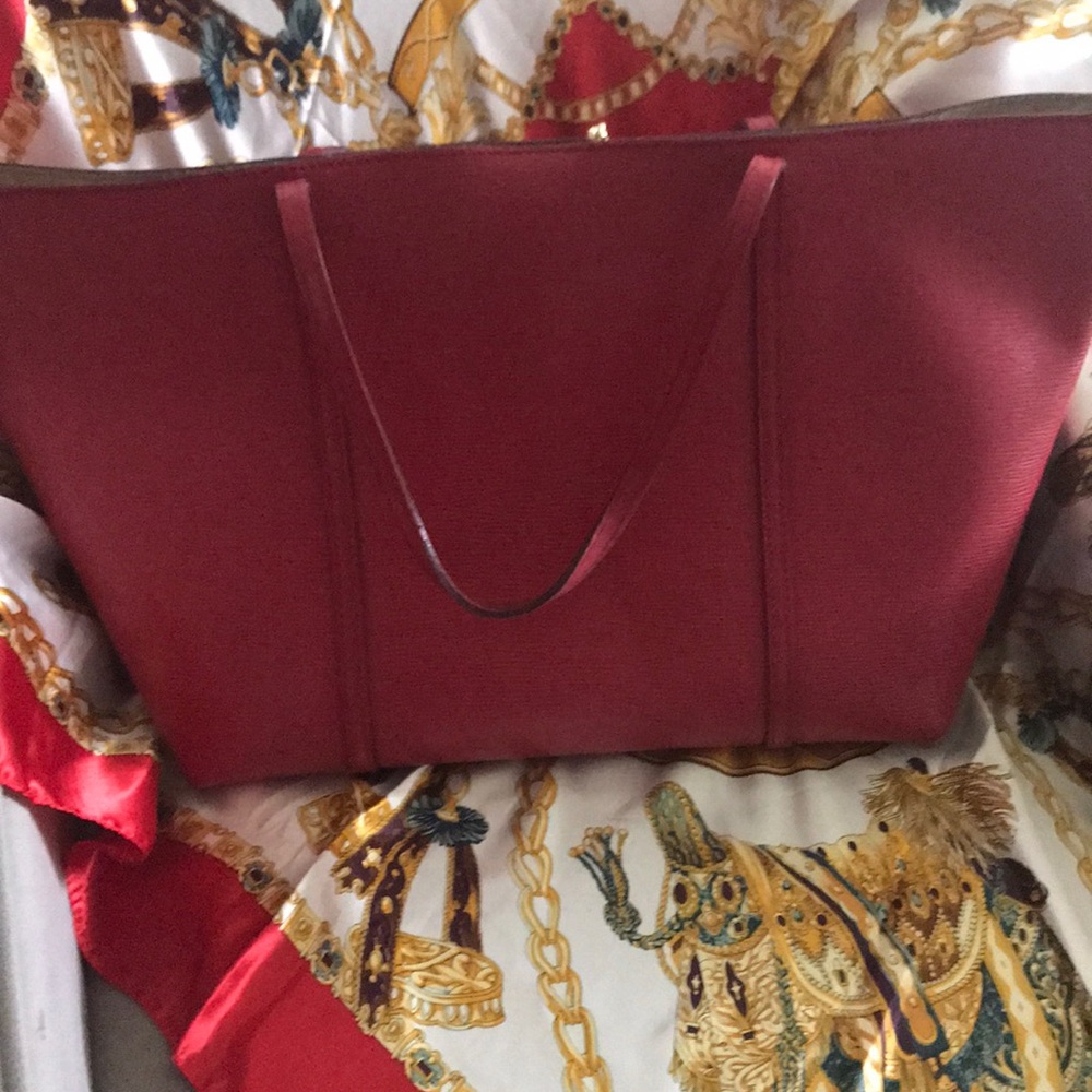 Dolce & Gabbana “Dauphine Escape” Red Tote - Picture 6 of 8